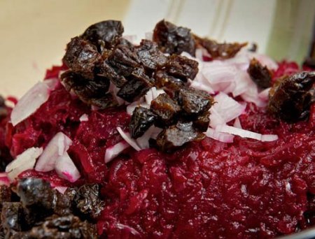 Поживний і смачний салат з чорносливом і горіхами на Новий рік: рецепти, фото