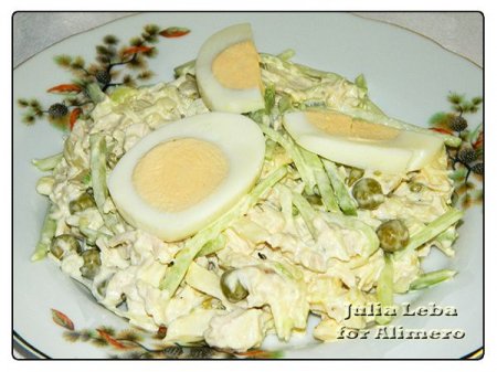 Смачний салат з куркою і овочами