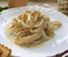 Кальмари в сметанному соусі Кальмари в сметанному соусі