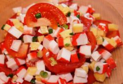 Крабовий салат з помідорами