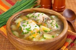 Рибний суп з горбуші