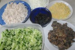 Салат з чорносливом і куркою Салат з чорносливом і куркою