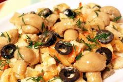 Салат з маринованими печерицями Салат з маринованими печерицями
