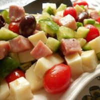 Салат з огірком і ковбасою