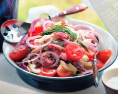 Салат з помідорами і ковбасою
