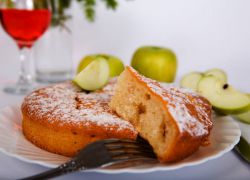 Бісквітний пиріг з яблуками