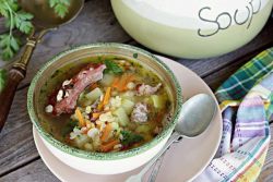 Як зварити гороховий суп з копченими реберцями?