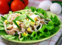 Простий і смачний салат з кальмарів