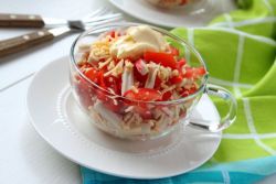 Салат з крабовими паличками, помідорами і сиром