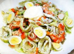 Самий смачний і простий салат з кальмарами