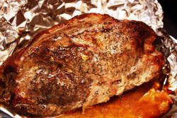 Запечене м'ясо в духовці у фользі