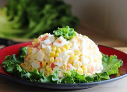 Крабовий салат з рисом і кукурудзою