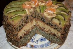 Тришаровий пиріг з маком, горіхами і родзинками