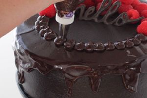 Як прикрасити торт шоколадом?