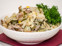 Салат з яловичиною та маринованими огірками