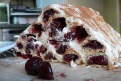 Торт «Монастирська хата» з вишнями та сметаною