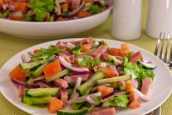 Салат з шинкою і свіжими огірками