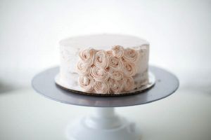 Як красиво прикрасити торт?