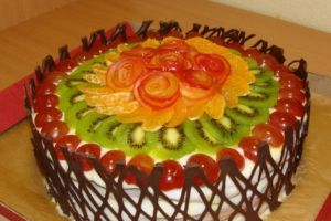 Як прикрасити торт фруктами?