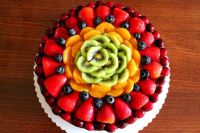 Як прикрасити торт фруктами?