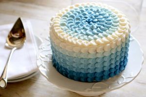 Як прикрасити торт кремом?
