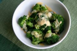 Як смачно приготувати заморожену броколі?