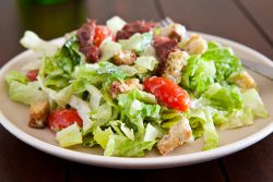 Класичний салат «Цезар» з куркою – простий рецепт