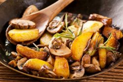 Як посмажити картоплю з грибами на сковорідці?