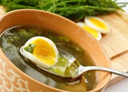 Зелений борщ зі щавлем і яйцем - рецепт