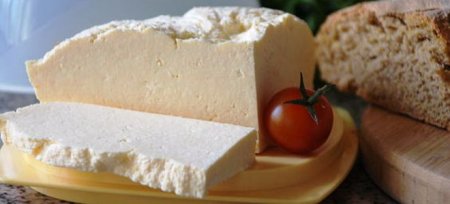 Домашній сир з молока і сметани