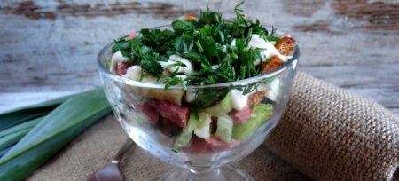 Салат з кириешки і копченою ковбасою