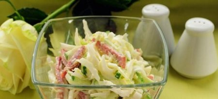 Салат з копченою ковбасою і свіжим огірком