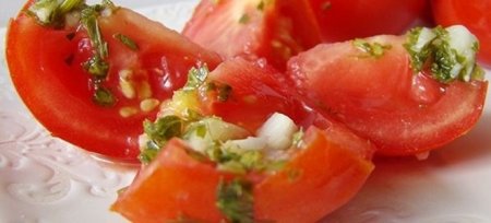 Малосольні помідори з часником і зеленню