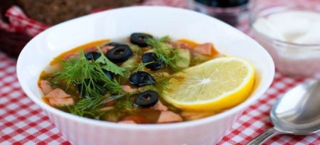 Рецепт солянки з ковбасою і оливками