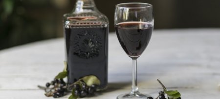 Вино з чорноплідної горобини в домашніх умовах