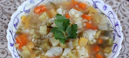 Пісний суп з квашеними огірками, перловкою, рисом, грибами та квасолею