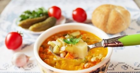 Пісний суп з квашеними огірками, перловкою, рисом, грибами та квасолею