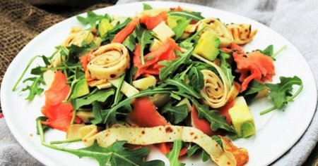 Салат з млинцями - рецепти з копченою куркою, шинкою, огірками та яловичиною
