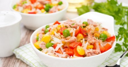Салат з рисом і рибними консервами, крабовими паличками і кукурудзою, кальмарами і креветками