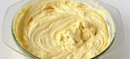 Сметанний крем для торта або бісквіта - рецепти з желатином, згущеним молоком і сиром
