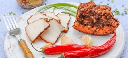 Варене сало - найсмачніші рецепти з цибулевої лушпинням, часником і спеціями