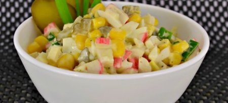 Крабовий салат без рису з огірком, кукурудзою, капустою і картоплею