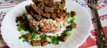 Салат з квасолею і ковбасою - рецепти з помідорами, корейською морквою і кукурудзою