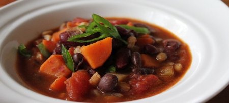 Квасолевий суп в мультиварці, приготований з копченостями, мясом, з горохом і грибами