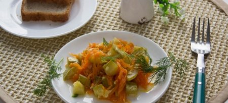 Тушковані кабачки в мультиварці з овочами, картоплею, рисом і сметаною