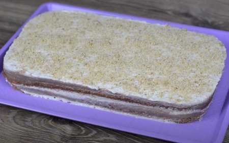 Соковитий бісквітний торт з кремом, шоколадом і волоськими горіхами - десерт, який просто тане в роті