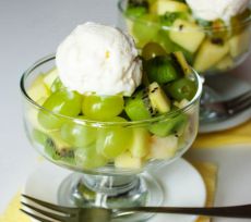 Рецепт фруктового салату з морозивом