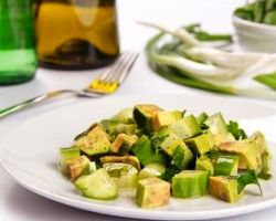 Салат з авокадо і огірком