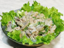 Салат з сушеними грибами