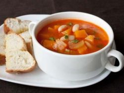 Томатний суп з квасолею